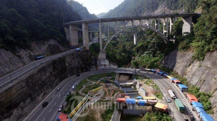 Wisata Sumatera Barat-Kelok Sembilan di Kabupaten Limapuluh Kota, Sumatera Barat (Sumbar).