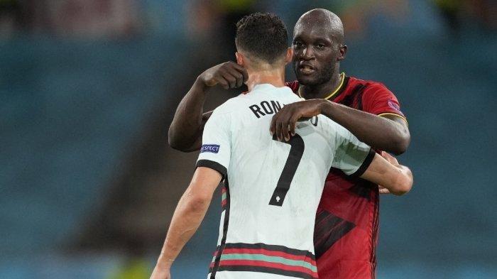 Pemain depan Belgia Romelu Lukaku (kanan) memeluk pemain depan Portugal Cristiano Ronaldo pada akhir pertandingan sepak bola babak 16 besar UEFA EURO 2020 antara Belgia dan Portugal di Stadion La Cartuja di Seville pada 27 Juni 2021.