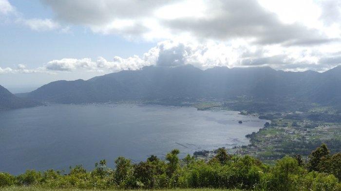 Pemandangan Danau Maninjau dari Lawang Park Adventure.