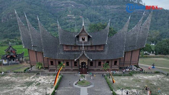 Tempat Wisata Sumatera Barat-Istano Basa Pagaruyung terletak di Kabupaten Tanah Datar, Sumatera Barat