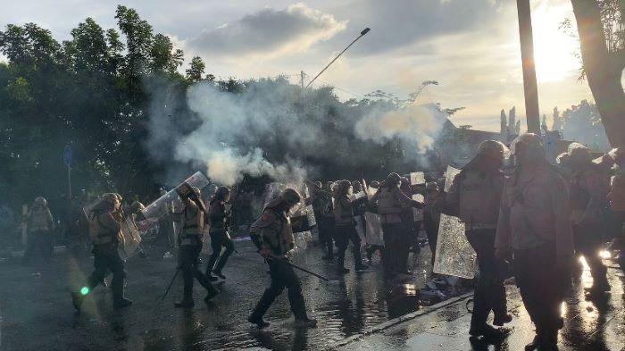 Aksi demo menolak kenaikan harga BBM di depan DPRD Sumsel, Kamis (8/9/2022) kembali kisruh, kali ini petugas terpaksa meletuskan gas air mata.