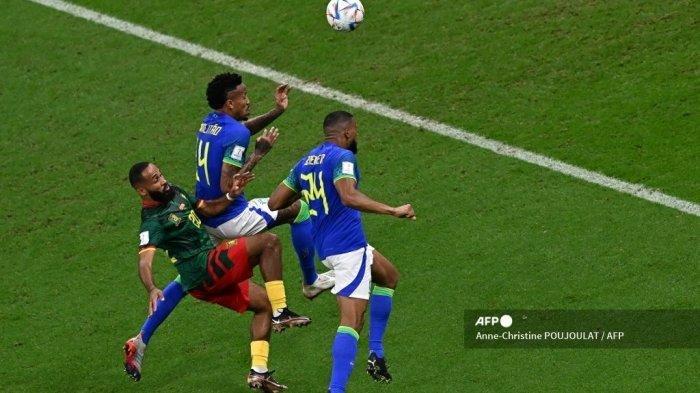 Bek Brasil #14 Eder Militao, penyerang Kamerun #20 Bryan Mbeumo dan bek Brasil #24 Bremer berebut bola selama pertandingan sepak bola Grup G Piala Dunia Qatar 2022 antara Kamerun dan Brasil di Stadion Lusail di Lusail, sebelah utara Doha pada 2 Desember 2022.