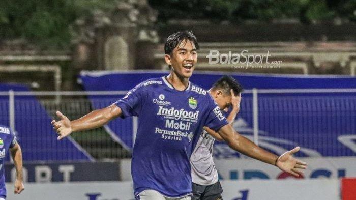 Bek Persib Bandung, Kakang Rudianto (depan), tampak melakukan selebrasi seusai mencetak satu gol dalam laga pekan ke-21 Liga 1 2021 di Stadion Gelora Ngurah Rai, Bali, 29 Januari 2022.