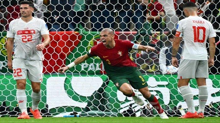 Bek Portugal Pepe merayakan gol kedua timnya selama pertandingan sepak bola babak 16 besar Piala Dunia 2022 Qatar antara Portugal dan Swiss di Stadion Lusail di Lusail, utara Doha. Selasa (6 Desember 2022).