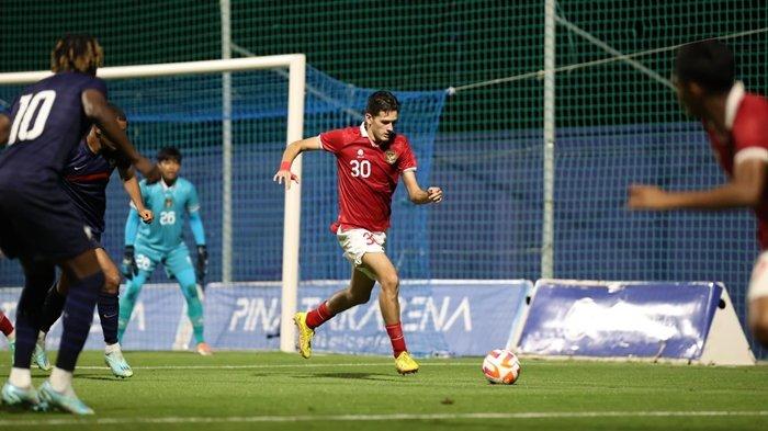 Bek Timnas U20 Indonesia Justin Hubner hendak mengumpankan bola yang mengancam gawang Garuda Nusantara atas gempuran Timnas U20 Prancis, pada laga uji coba di Pinatar Arena Football Centre, Murcia, Spanyol, Jumat (18/11/2022) tengah malam WIB.