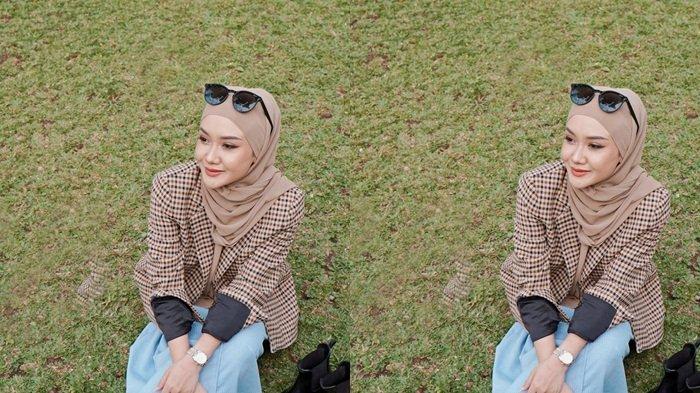 Potret Cita Citata berhijab menjadi sorotan higga disebut hijrah karena menutup aurat.