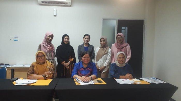 Dari Kanan, Kepala News Room Sriwijaya Post-Tribun Sumsel Hj L Weny Ramdiastuti, Direktur Eksekutif Women's Crisis Center (WCC) Palembang Yeni Roslaini Izi, dan dosen Komunikasi Universitas IGM Palembang, yang juga Regional Leader Literasi Digital Regional 4 (wilayah Sumsel, Jambi dan Bangka Belitung) Isabella SIP MSi, berfoto bersama peserta Kartini Milenial Awards (KMA) 2022 digelar oleh Sriwijaya Post - Tribun Sumsel, di Graha Tibun Sumsel Lantai Dasar, Jalan Alamsyah Ratu Prawira Negara No 120 Kelurahan Bukit Lama Kecamatan Ilir Barat I Kota Palembang Provinsi Sumatera Selatan (Sumsel), Rabu (13/4/2022).