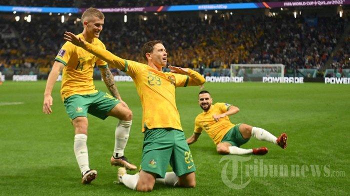 Gelandang Australia Craig Goodwin (Tengah) merayakan dengan rekan setimnya setelah ia mencetak gol pembuka selama pertandingan sepak bola Grup D Piala Dunia Qatar 2022 antara Perancis dan Australia di Stadion Al-Janoub di Al-Wakrah, selatan Doha. Selasa (22 November, 2022).
