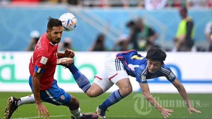 Gelandang Kosta Rika #05 Celso Borges beraksi selama pertandingan sepak bola Grup E Piala Dunia 2022 antara Jepang vs Kosta Rika di Stadion Ahmad bin Ali, Al-Rayyan, barat Doha, Qatar, 27 November 2022.
