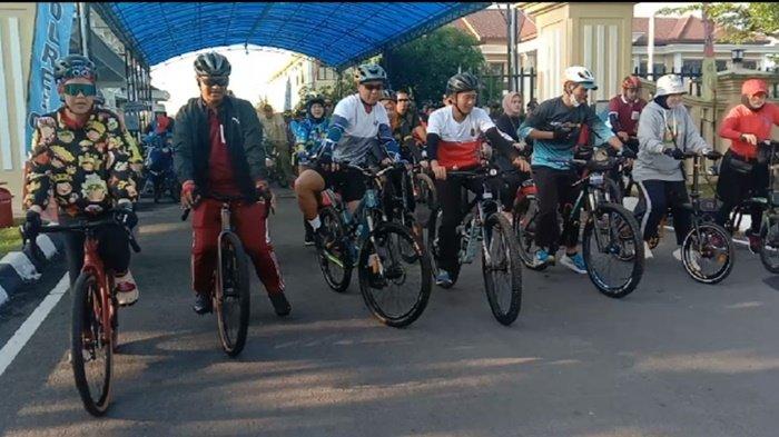 Semarak Goweser HUT Ke-76 Bhayangkara yang dipimpin oleh Kapolres OKU AKBP Danu Agus Purnomo SIk mengelilingi Pingiran Kota Baturaja.