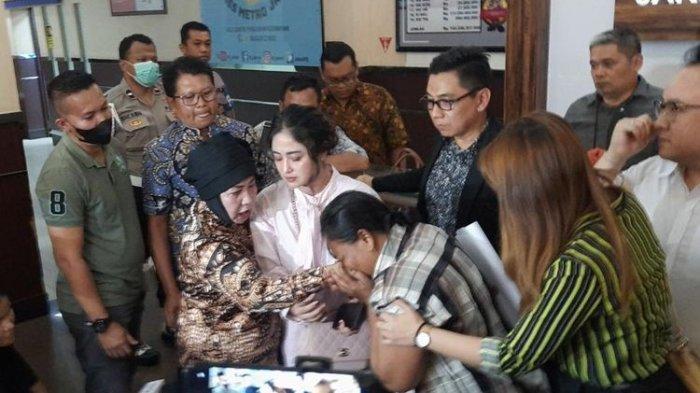 Tersangka pencemaran nama baik minta maaf, menangis hingga cium kaki ibu Dewi Perssik di Polres Metro Jakarta Selatan, Selasa (29/11/2022).(KOMPAS.com/VINCENTIUS MARIO)