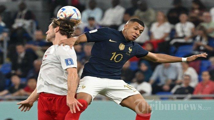 Bek Timnas Denmark, #02 Joachim Andersen (kiri) berebut bola atas dengan penyerang Timnas Prancis, #10 Kylian Mbappe dalam laga sepak bola Grup D Piala Dunia 2022 Qatar antara Prancis melawan Denmark di Stadion 974, di Doha, Qatar, Sabtu (26/11/2022) waktu setempat.