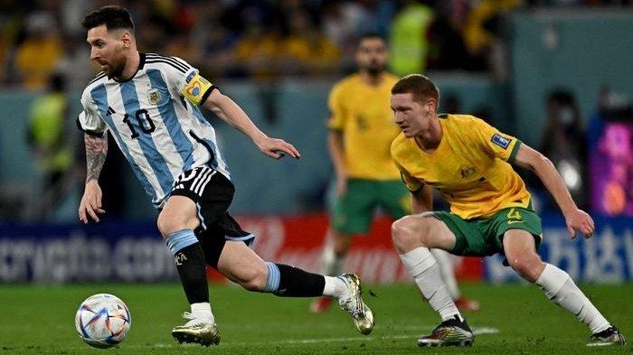 Kapten timnas Argentina, Lionel Messi, berebut bola dengan bek timnas Australia, Kye Rowles, dalam laga babak 16 besar Piala Dunia 2022 di Stadion Ahmad Bin Ali, Sabtu (3/12/2022).