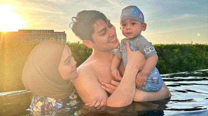 Lesti Kejora dan Rizky Billar berenang bersama