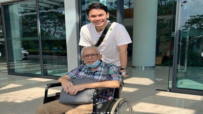 Momen Ben Kasyafani saat mendorong kursi roda ayahnya