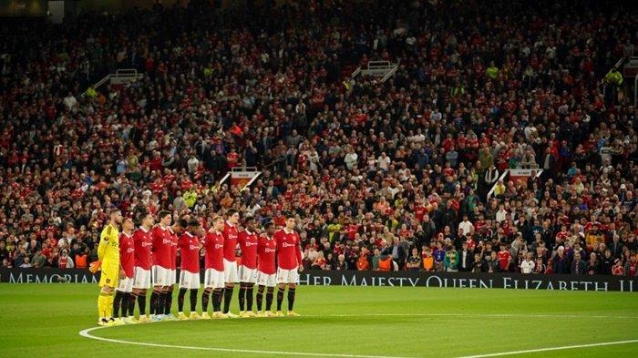 Momen mengheningkan cipta satu menit pada laga Liga Europa antara Manchester United vs Real Sociedad setelah pengumuman kemangkatan Ratu Elizabeth II, di Old Trafford, Kamis (9/9/2022).