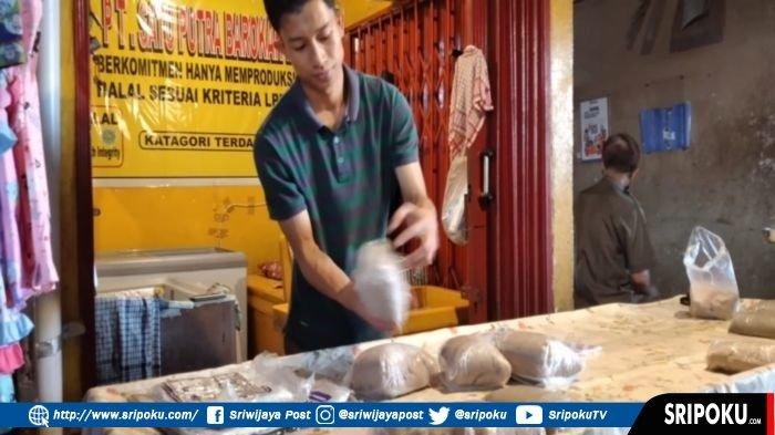 Murdi, pedagang ikan giling di Pasar Kebon Semai Palembang, Sabtu (23/4/2022).