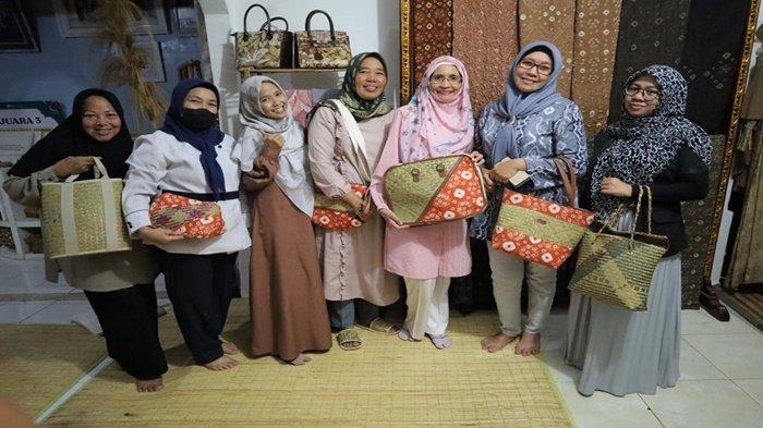 PLN UP3 Ogan Ilir memamerkan hasil pengrajin Pedamaran