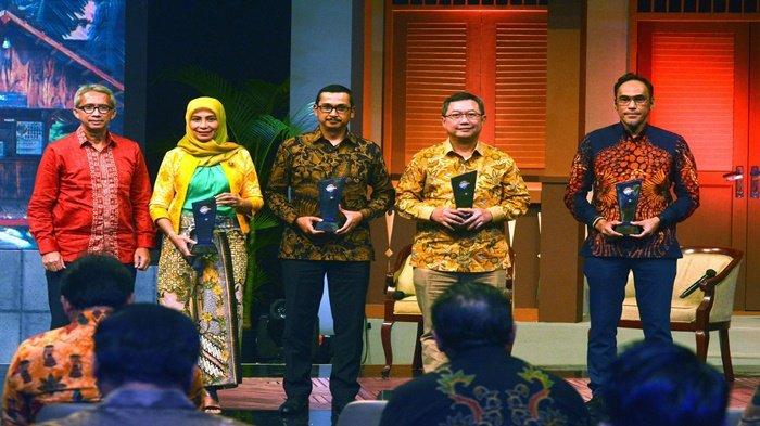 Deputi Bidang Koordinasi Pengembangan Usaha Badan Usaha Milik Negara, Riset, dan Inovasi, Kementerian Koordinator Bidang Perekonomian, Montty Girianna, Direktur Keuangan PLN Sinthya Roesly berfoto bersama usai menerima penghargaan sebagai BUMN berprestasi, pada acara Metro TV