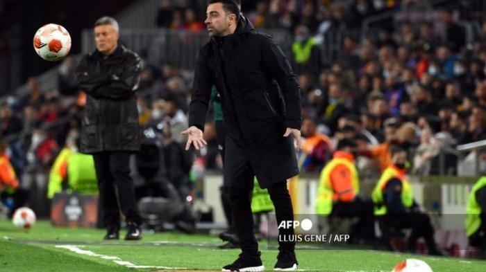 Pelatih Barcelona Spanyol Xavi melempar bola selama pertandingan sepak bola leg pertama babak 16 besar Liga Europa UEFA antara FC Barcelona dan Galatasaray di stadion Camp Nou di Barcelona pada 10 Maret 2022.