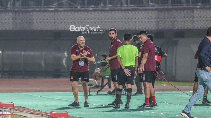 Pelatih PSM Makassar, Bernardo Tavares Fernando Jose (kiri), nampak sempat mengajukan protes ke wasit dalam laga pekan ke-10 Liga 1 2022 di Stadion Indomilk Arena, Tangerang, Banten, 15 September 2022.