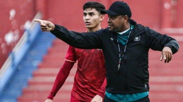 Pelatih Persik Kediri, Divaldo Alves tengah menginstruksi pada anak asuhnya.