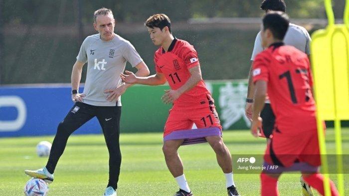 Pelatih kepala Korea Selatan Paulo Bento (kiri) berbicara dengan pemain timnya Hwang Hee-chan (tengah) selama sesi latihan di Al Egla Training Site 5 di Doha pada 16 November 2022, menjelang turnamen sepak bola Piala Dunia Qatar 2022.Â