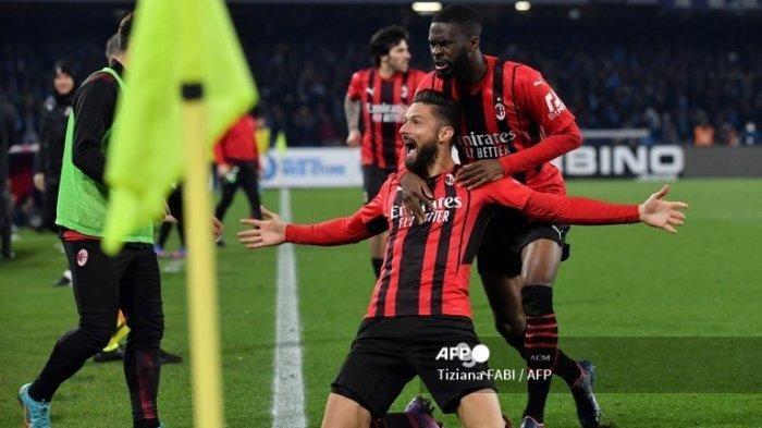 Pemain depan AC Milan Prancis Olivier Giroud merayakan setelah mencetak gol selama pertandingan sepak bola Serie A Italia antara SSC Napoli dan Milan AC di stadion Diego Armando Maradona di Naples pada 6 Maret 2022.