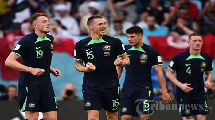 Pemain depan Australia Mitchell Duke merayakan gol pertama timnya selama pertandingan sepak bola Grup D Piala Dunia 2022 Qatar antara Tunisia dan Australia di Stadion Al-Janoub di Al-Wakrah, selatan Doha pada 26 November 2022.