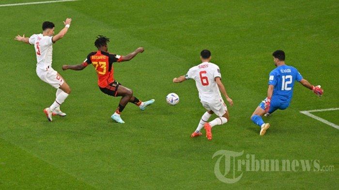 Pemain depan Belgia Michy Batshuayi (dua kiri) berusaha mencetak gol selama pertandingan sepak bola Grup F Piala Dunia 2022 Qatar antara Belgia dan Maroko di Stadion Al-Thumama di Doha pada 27 November 2022.