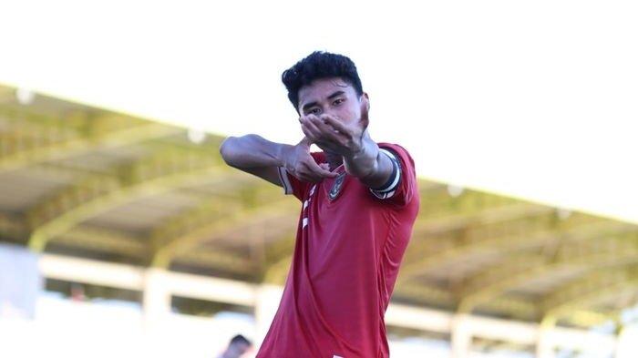 Pemain timnas U-20 Indonesia, Muhammad Ferarri berselebrasi seperti mengokang senapan usai mencetak gol ke gawang Timnas U20 Moldova pada uji coba TC di Manavgat, Turki, Selasa (1/11/2022).