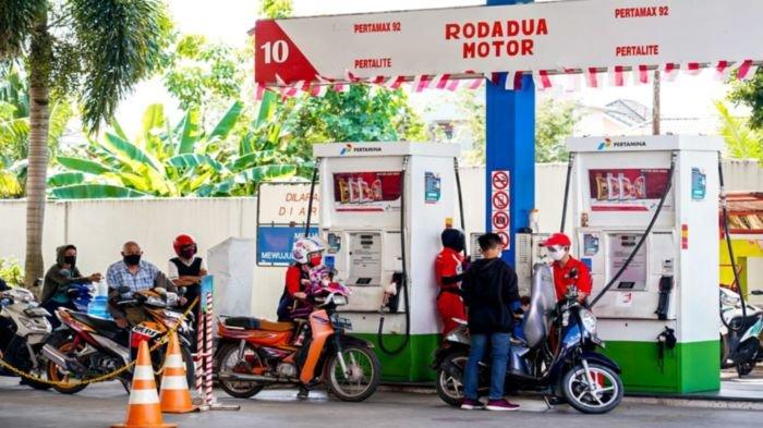 Pengendara sepeda motor antre membeli BBM di salah satu SPBU. Pertamina Patra Niaga Regional Sumbagsel Terus Mendorong Penyaluran BBM Subsidi Lebih Tepat Sasaran.