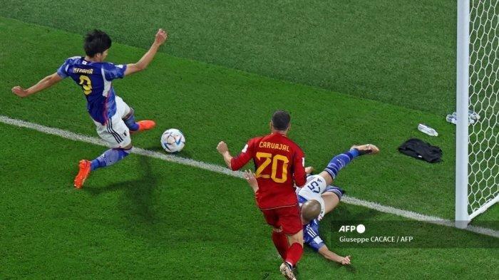 Penyerang Jepang #09 Kaoru Mitoma (Kiri) menyilangkan bola untuk gol kedua timnya selama pertandingan sepak bola Grup E Piala Dunia Qatar 2022 antara Jepang dan Spanyol di Stadion Internasional Khalifa di Doha pada 1 Desember 2022.