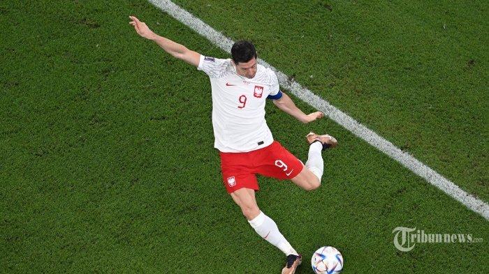 Penyerang Polandia Robert Lewandowski menendang bola pada pertandingan sepak bola Grup C Piala Dunia Qatar 2022 antara Meksiko dan Polandia di Stadion 974 di Doha. Selasa (22 November 2022).