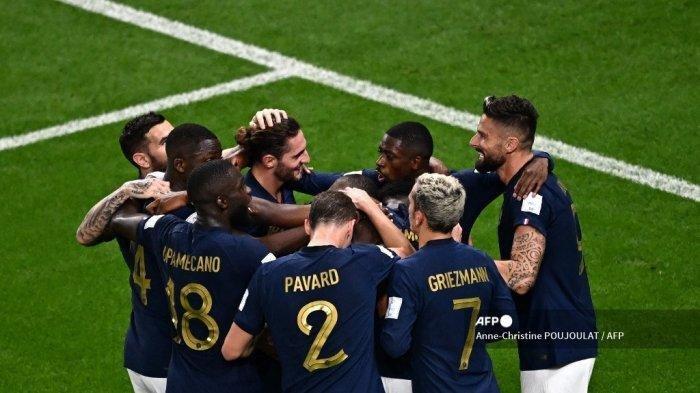 Penyerang Prancis Olivier Giroud (kanan) merayakan gol kedua timnya bersama rekan setimnya selama pertandingan sepak bola Grup D Piala Dunia Qatar 2022 antara Prancis dan Australia di Stadion Al-Janoub di Al-Wakrah, selatan Doha pada 22 November 2022.