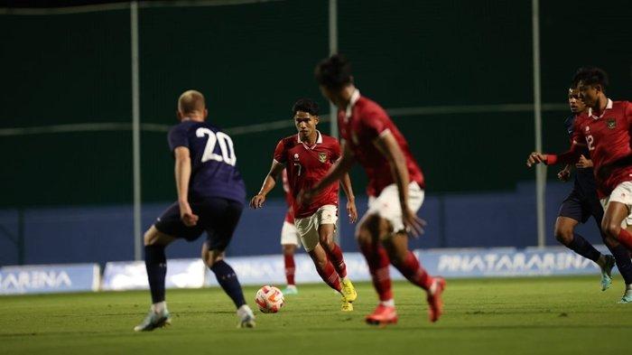 Penyerang Timnas U20 Indonesia, Marselino Ferdinan coba mengumpankan bola kepada pemain lainnya sambil melewati halangan pemain bertahan Timnas U20 Prancis pada laga uji coba di Pinatar Arena Football Centre, Murcia, Spanyol, Jumat (18/11/2022) tengah malam WIB.