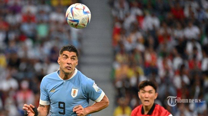 Penyerang Uruguay Luis Suarez menyundul bola melewati gelandang Korea Selatan Hwang In-beom selama pertandingan sepak bola Grup H Piala Dunia Qatar 2022 antara Uruguay dan Korea Selatan di Stadion Education City di Al-Rayyan, sebelah barat Doha pada 24 November 2022.