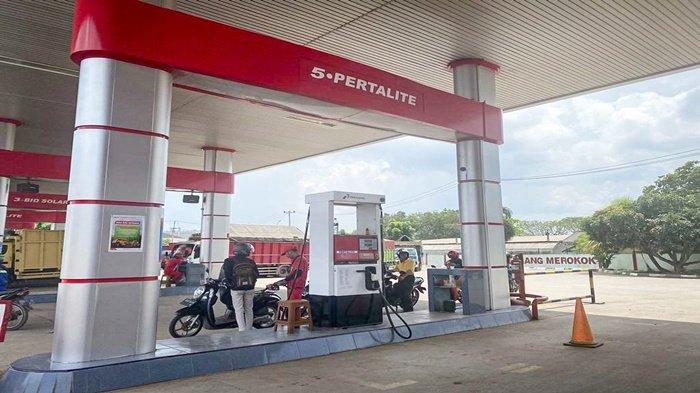Suasana kendaraan sedang mengisi Bahan Bakar Minyal (BBM) bersubsidi di salah satu SPBU di wilayah Sumsel.