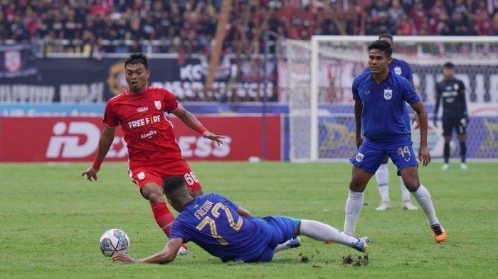 Pesepak bola Persis Solo, Alfath Fathier (kiri) melewati adangan pesepak bola PSIS Semarang, Frendi Saputra (tengah) dalam lanjutan penyisihan grup A Piala Presiden 2022 di Stadion Manahan, Solo, Senin (21/6/2022) sore. Berikut link live streaming Piala Presiden 2022 antara Dewa United vs Persis Solo di Indosiar.