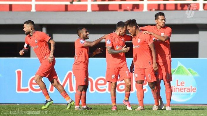 Pesepakbola Borneo FC Samarinda selebrasi gol Ahmad Nur Hardianto (9) pada laga pekan pertama Liga 1 2022-2023 kontra Arema FC di Stadion Segiri Samarinda Kalimantan Timur, Minggu (24/7/2022).