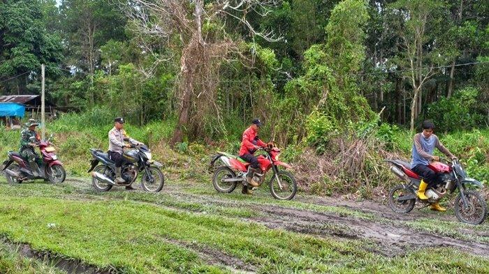 Petugas patroli gabungan dari anggota Kodim 0402/OKI, Polres OKI, Manggala Akni OKI, dan masyarakat saat melakukan pengecekan Karhutlah di posko Desa Cengal Kecamatan Cengal Kabupaten Ogan Komering Ilir.
