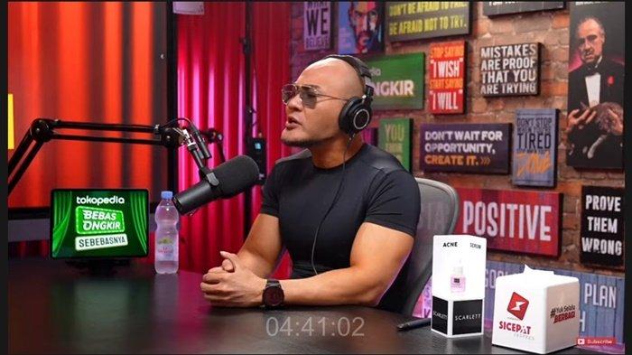 Deddy Corbuzier saat memandu acara podcast Close the Door miliknya.