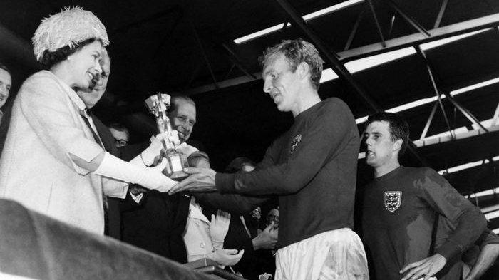 Ratu Elizabeth II menyerahkan trofi juara Piala Dunia 1966 kepada kapten timnas Inggris, Bobby Moore (30/7/1966)
