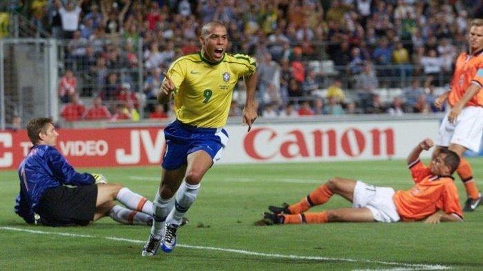 Ronaldo Nazario merayakan golnya dalam duel timnas Brasil vs Belanda pada semifinal Piala Dunia 1998 di Velodrome, Marseille (7/7/1998).