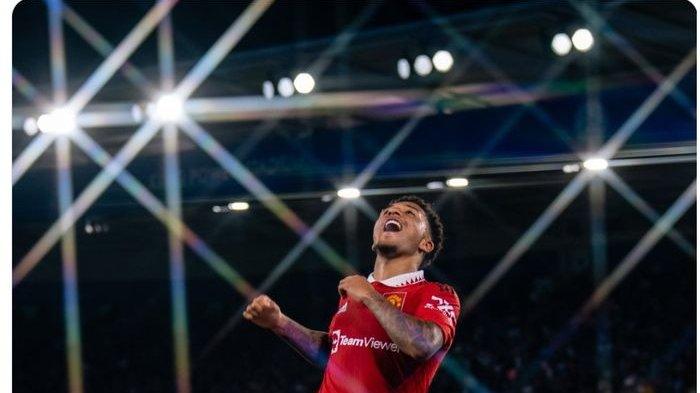 Manchester United berhasil meraih kemenangan atas Leicester City berkat kerja sama apik 4 pemain. Hasil tersebut membuat Setan Merah sukses menggeser posisi Liverpool di klasemen sementara Liga Inggris 2022-2023.