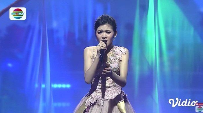 Penampilan Sridevi DA saat babak top 3 show Dangdut Academy 5 Indosiar.