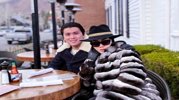 Syahrini dan Reino Barack di luar negeri