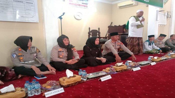 Ustadz Endang Sanjaya SPdI (Pimpinan Pondok Pesantren Amalatul Qir,an Ar –Rayan) memimpin doa bersama peresmian renovasi Masjid An-Naafi' dan musibah gempa bumi masyarakat Cianjur agar diberikan keselamatan, kesehatan dan kekuatan dalam menerima ujian ini, Mapolres OKU Polda Sumsel, Rabu (30/11/2022).