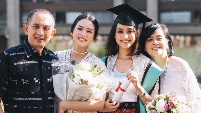 Adik Maudy Ayunda, Amanda Khairunnisa, baru saja di wisuda dari kampus tercinta di London
