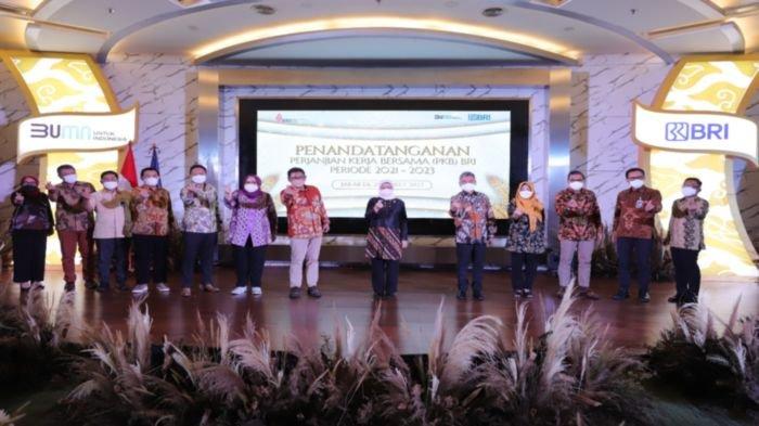 Rangkaian kegiatan PT Bank Rakyat Indonesia (Persero) Tbk melakukan penandatanganan Perjanjian Kerja Bersama (PKB) dengan Serikat Pekerja BRI Nasional di Auditorium BRILiaN Center BRI Kantor Pusat, 29 Maret 2022.